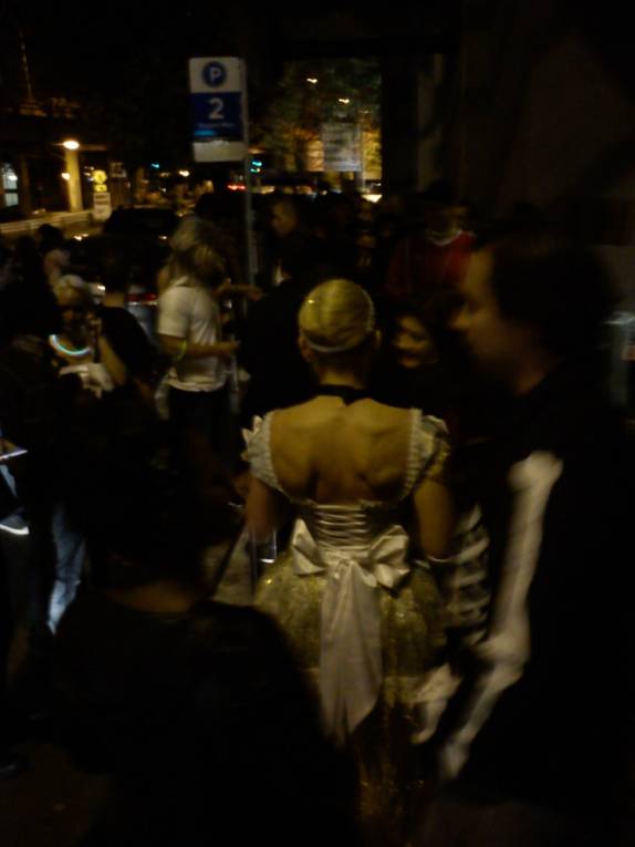 Fantasias de Halloween na noite do show do DJ Paul van Dyke, em Seattle, estado de Washington, nos Estados Unidos